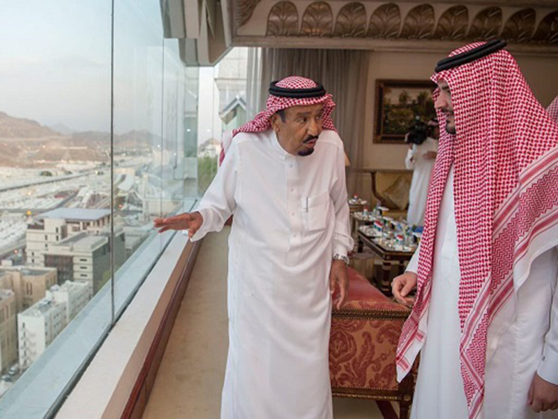 الملك سلمان يصل لـ "منى" لخدمة الحجاج والإشراف على راحتهم